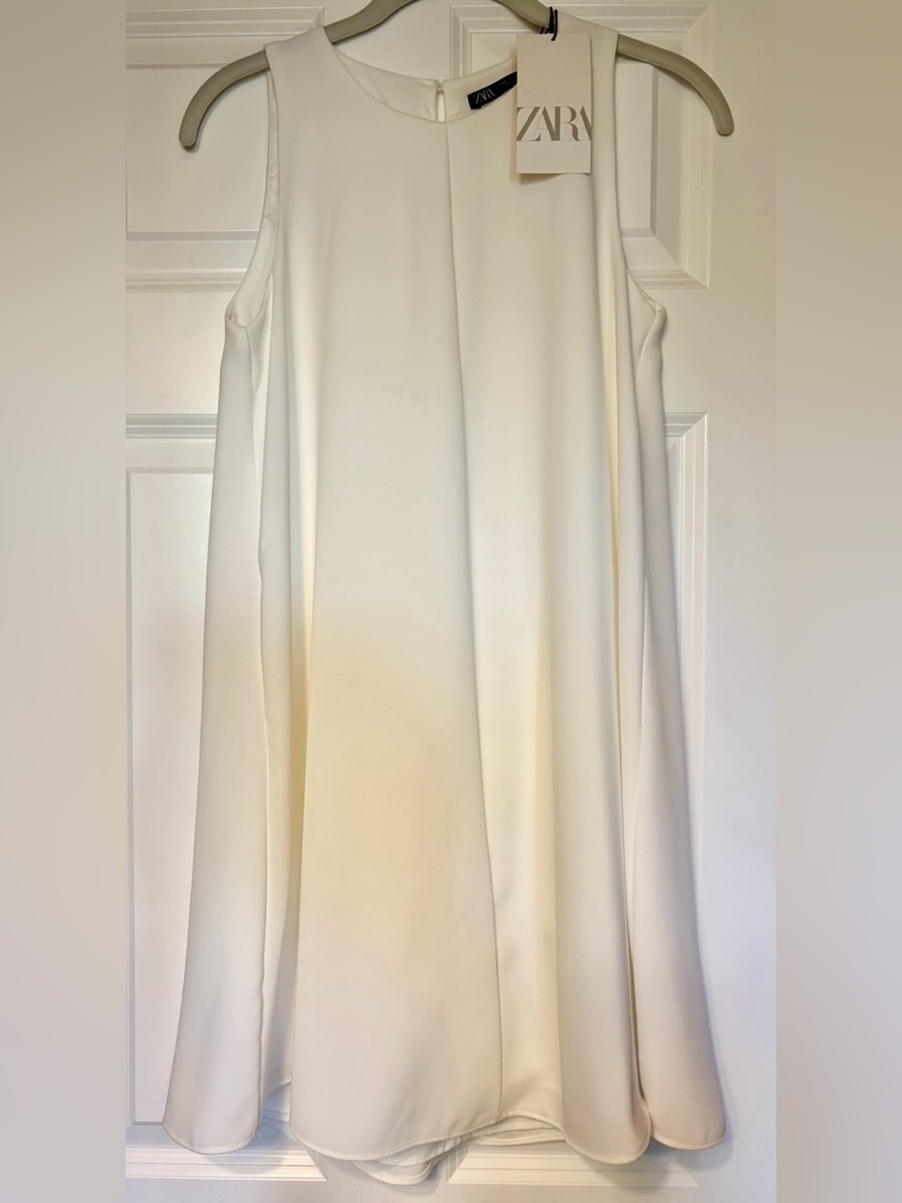 Zara White Flowy Knee-Length Sleeveless Dress with A-Line Silhouette